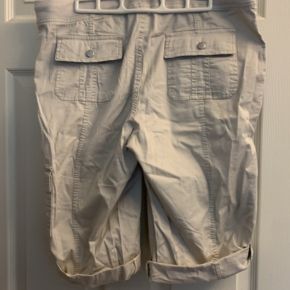 Women’s Hating & SmithPetites Casual Off White Shorts Capris 14 P - Picture 3 of 5